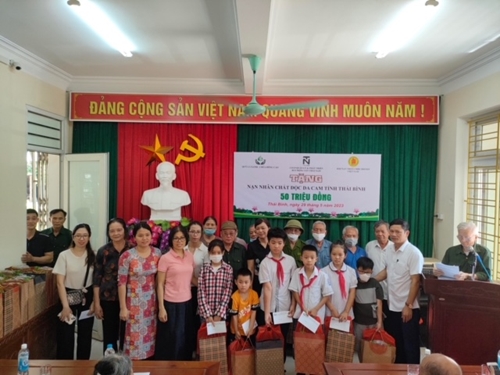Trao quà trị giá 140 triệu đồng tặng nạn nhân chất độc da cam các tỉnh Hải Dương, Thái Bình 